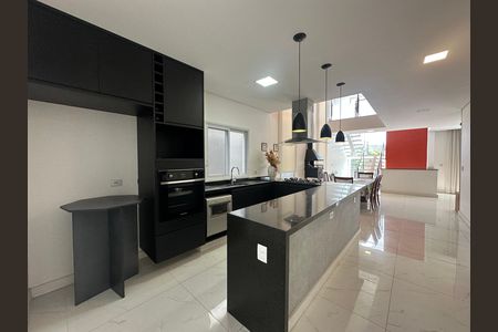 Casa de condomínio à venda com 252m², 5 quartos e 4 vagas Casa de condomínio à venda com 252m², 5 quartos e 4 vagasCozinha