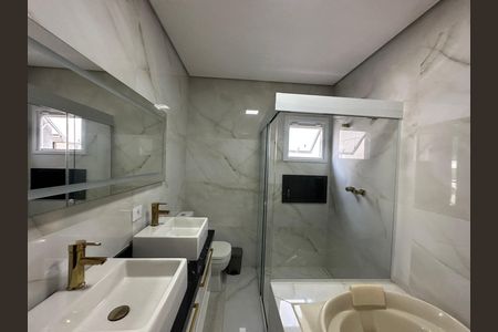 Casa de condomínio à venda com 252m², 5 quartos e 4 vagas Casa de condomínio à venda com 252m², 5 quartos e 4 vagasBanheiro da Suíte 1