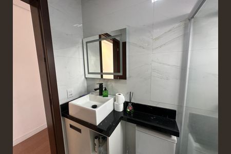 Casa de condomínio à venda com 252m², 5 quartos e 4 vagas Casa de condomínio à venda com 252m², 5 quartos e 4 vagasBanheiro social