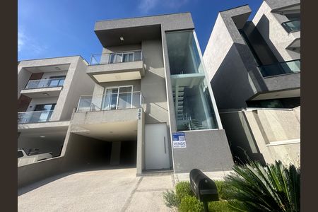 Casa de condomínio à venda com 252m², 5 quartos e 4 vagas Casa de condomínio à venda com 252m², 5 quartos e 4 vagasFachada
