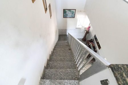 Casa à venda com 200m², 4 quartos e 2 vagasEscada