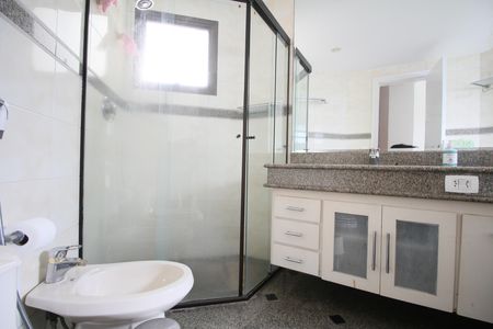 Apartamento à venda com 225m², 4 quartos e 4 vagasBanheiro 