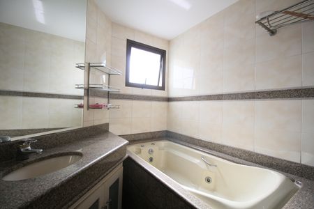 Apartamento à venda com 225m², 4 quartos e 4 vagasBanheiro 