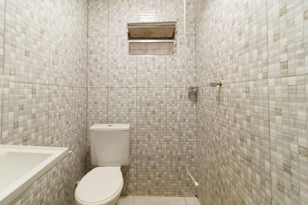 Banheiro de kitnet/studio para alugar com 1 quarto, 33m² em Vila Nova Carolina, São Paulo