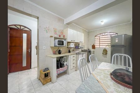 Casa à venda com 234m², 5 quartos e 4 vagas Casa à venda com 234m², 5 quartos e 4 vagasCozinha