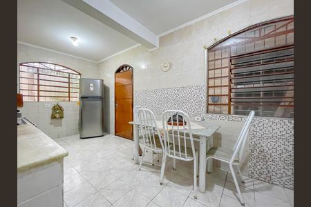 Casa à venda com 234m², 5 quartos e 4 vagas Casa à venda com 234m², 5 quartos e 4 vagasCozinha