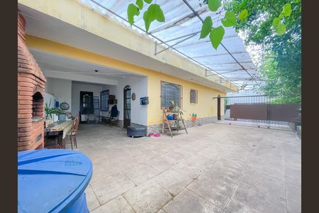Casa à venda com 234m², 5 quartos e 4 vagas Casa à venda com 234m², 5 quartos e 4 vagasQuintal