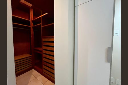 Apartamento para alugar com 100m², 3 quartos e 1 vaga Apartamento para alugar com 100m², 3 quartos e 1 vagaCloset da suíte