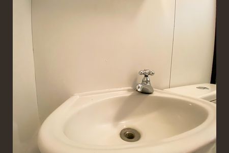 Apartamento à venda com 215m², 5 quartos e 4 vagas Apartamento à venda com 215m², 5 quartos e 4 vagasBanheiro Suíte de Serviço