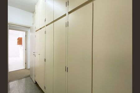 Apartamento à venda com 215m², 5 quartos e 4 vagas Apartamento à venda com 215m², 5 quartos e 4 vagasÁrea de Serviço