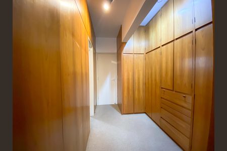 Apartamento à venda com 215m², 5 quartos e 4 vagas Apartamento à venda com 215m², 5 quartos e 4 vagasCloset Suíte 1