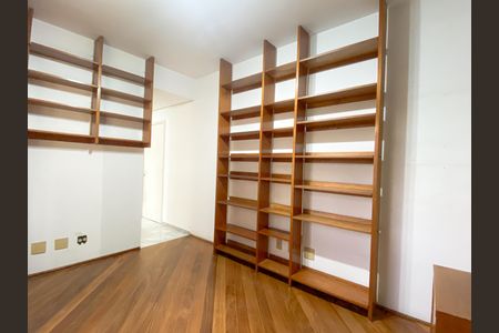 Apartamento à venda com 215m², 5 quartos e 4 vagas Apartamento à venda com 215m², 5 quartos e 4 vagasSuíte de Serviço