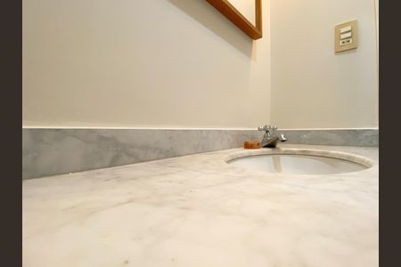 Apartamento à venda com 215m², 5 quartos e 4 vagas Apartamento à venda com 215m², 5 quartos e 4 vagasLavabo
