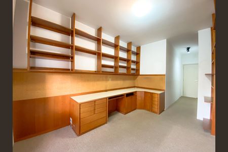 Apartamento à venda com 215m², 5 quartos e 4 vagas Apartamento à venda com 215m², 5 quartos e 4 vagasSuíte 2