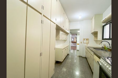 Apartamento à venda com 215m², 5 quartos e 4 vagas Apartamento à venda com 215m², 5 quartos e 4 vagasCozinha