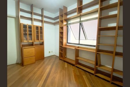 Apartamento à venda com 215m², 5 quartos e 4 vagas Apartamento à venda com 215m², 5 quartos e 4 vagasSuíte de Serviço