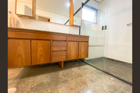Apartamento à venda com 215m², 5 quartos e 4 vagas Apartamento à venda com 215m², 5 quartos e 4 vagasBanheiro Suíte 1