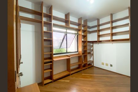 Apartamento à venda com 215m², 5 quartos e 4 vagas Apartamento à venda com 215m², 5 quartos e 4 vagasSuíte de Serviço
