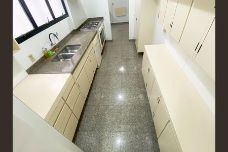Apartamento à venda com 215m², 5 quartos e 4 vagas Apartamento à venda com 215m², 5 quartos e 4 vagasCozinha