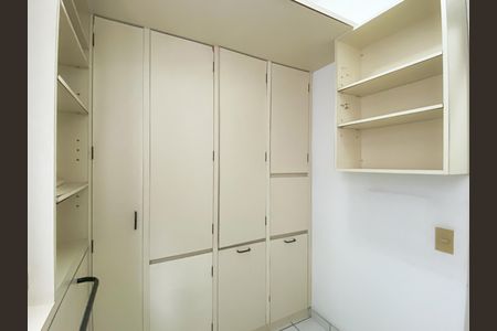 Apartamento à venda com 215m², 5 quartos e 4 vagas Apartamento à venda com 215m², 5 quartos e 4 vagasÁrea de Serviço