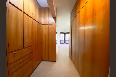Apartamento à venda com 215m², 5 quartos e 4 vagas Apartamento à venda com 215m², 5 quartos e 4 vagasCloset Suíte 1