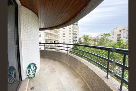 Apartamento à venda com 215m², 5 quartos e 4 vagas Apartamento à venda com 215m², 5 quartos e 4 vagasVaranda