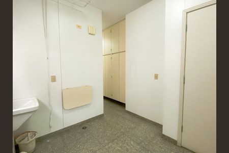 Apartamento à venda com 215m², 5 quartos e 4 vagas Apartamento à venda com 215m², 5 quartos e 4 vagasÁrea de Serviço