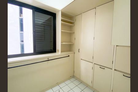 Apartamento à venda com 215m², 5 quartos e 4 vagas Apartamento à venda com 215m², 5 quartos e 4 vagasÁrea de Serviço
