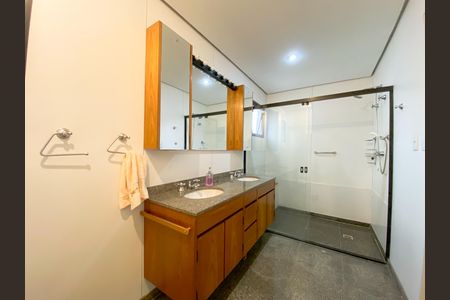 Apartamento à venda com 215m², 5 quartos e 4 vagas Apartamento à venda com 215m², 5 quartos e 4 vagasBanheiro Suíte 1