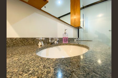 Apartamento à venda com 215m², 5 quartos e 4 vagas Apartamento à venda com 215m², 5 quartos e 4 vagasBanheiro Suíte 1