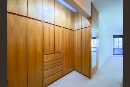 Apartamento à venda com 215m², 5 quartos e 4 vagas Apartamento à venda com 215m², 5 quartos e 4 vagasCloset Suíte 1