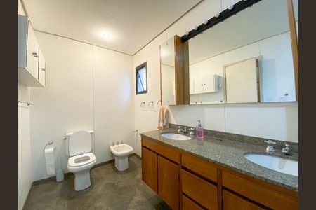 Apartamento à venda com 215m², 5 quartos e 4 vagas Apartamento à venda com 215m², 5 quartos e 4 vagasBanheiro Suíte 1