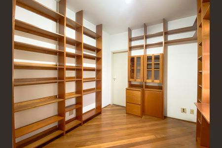Apartamento à venda com 215m², 5 quartos e 4 vagas Apartamento à venda com 215m², 5 quartos e 4 vagasSuíte de Serviço