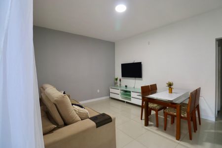 Casa para alugar com 70m², 2 quartos e 2 vagasSala