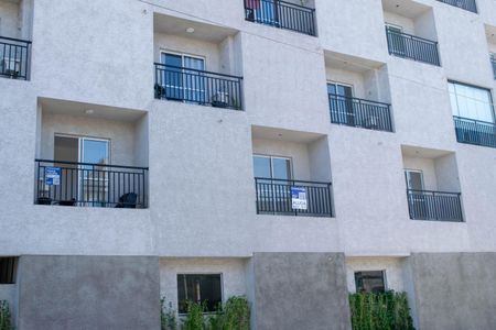 Studio para alugar com 27m², 1 quarto e sem vaga Studio para alugar com 27m², 1 quarto e sem vagaPlaquinha FPOT-367 instalada na sacada em 07-05-2026