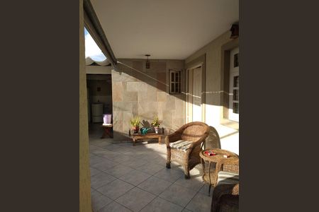 Casa à venda com 260m², 2 quartos e 4 vagas Casa à venda com 260m², 2 quartos e 4 vagasVaranda