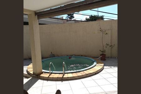 Casa à venda com 260m², 2 quartos e 4 vagas Casa à venda com 260m², 2 quartos e 4 vagasPiscina