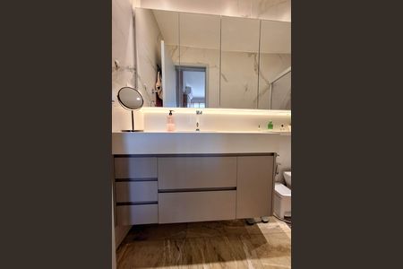 Apartamento à venda com 200m², 4 quartos e 2 vagas Apartamento à venda com 200m², 4 quartos e 2 vagasBanheiro da Suíte 1