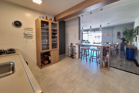 Apartamento à venda com 200m², 4 quartos e 2 vagas Apartamento à venda com 200m², 4 quartos e 2 vagasCozinha