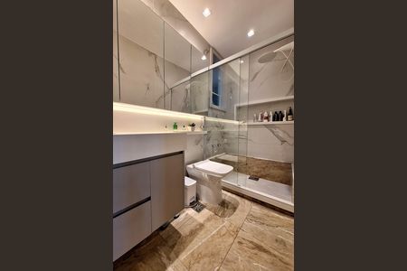 Apartamento à venda com 200m², 4 quartos e 2 vagas Apartamento à venda com 200m², 4 quartos e 2 vagasBanheiro da Suíte 1