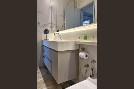 Apartamento à venda com 200m², 4 quartos e 2 vagas Apartamento à venda com 200m², 4 quartos e 2 vagasBanheiro da Suíte 1