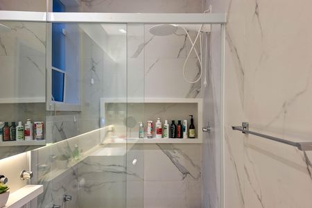 Apartamento à venda com 200m², 4 quartos e 2 vagas Apartamento à venda com 200m², 4 quartos e 2 vagasBanheiro da Suíte 1