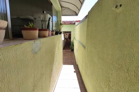 Casa à venda com 170m², 3 quartos e 3 vagas Casa à venda com 170m², 3 quartos e 3 vagasCorredor - Quintal