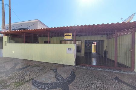 Casa à venda com 170m², 3 quartos e 3 vagas Casa à venda com 170m², 3 quartos e 3 vagasFachada