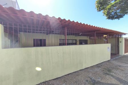 Casa à venda com 170m², 3 quartos e 3 vagas Casa à venda com 170m², 3 quartos e 3 vagasFachada