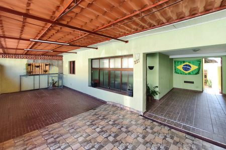 Casa à venda com 170m², 3 quartos e 3 vagas Casa à venda com 170m², 3 quartos e 3 vagasQuintal - Garagem