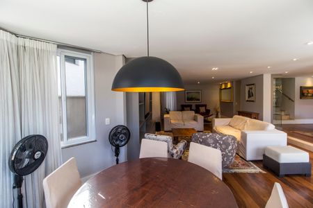 Casa de condomínio para alugar com 350m², 3 quartos e 2 vagas Casa de condomínio para alugar com 350m², 3 quartos e 2 vagasSala