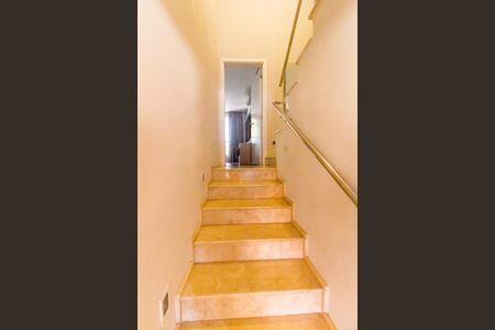 Casa de condomínio para alugar com 350m², 3 quartos e 2 vagas Casa de condomínio para alugar com 350m², 3 quartos e 2 vagasEscada
