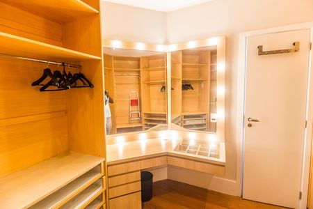 Casa de condomínio para alugar com 350m², 3 quartos e 2 vagas Casa de condomínio para alugar com 350m², 3 quartos e 2 vagasCloset da suíte