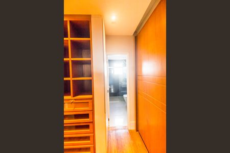 Casa de condomínio para alugar com 350m², 3 quartos e 2 vagas Casa de condomínio para alugar com 350m², 3 quartos e 2 vagasCloset da suíte